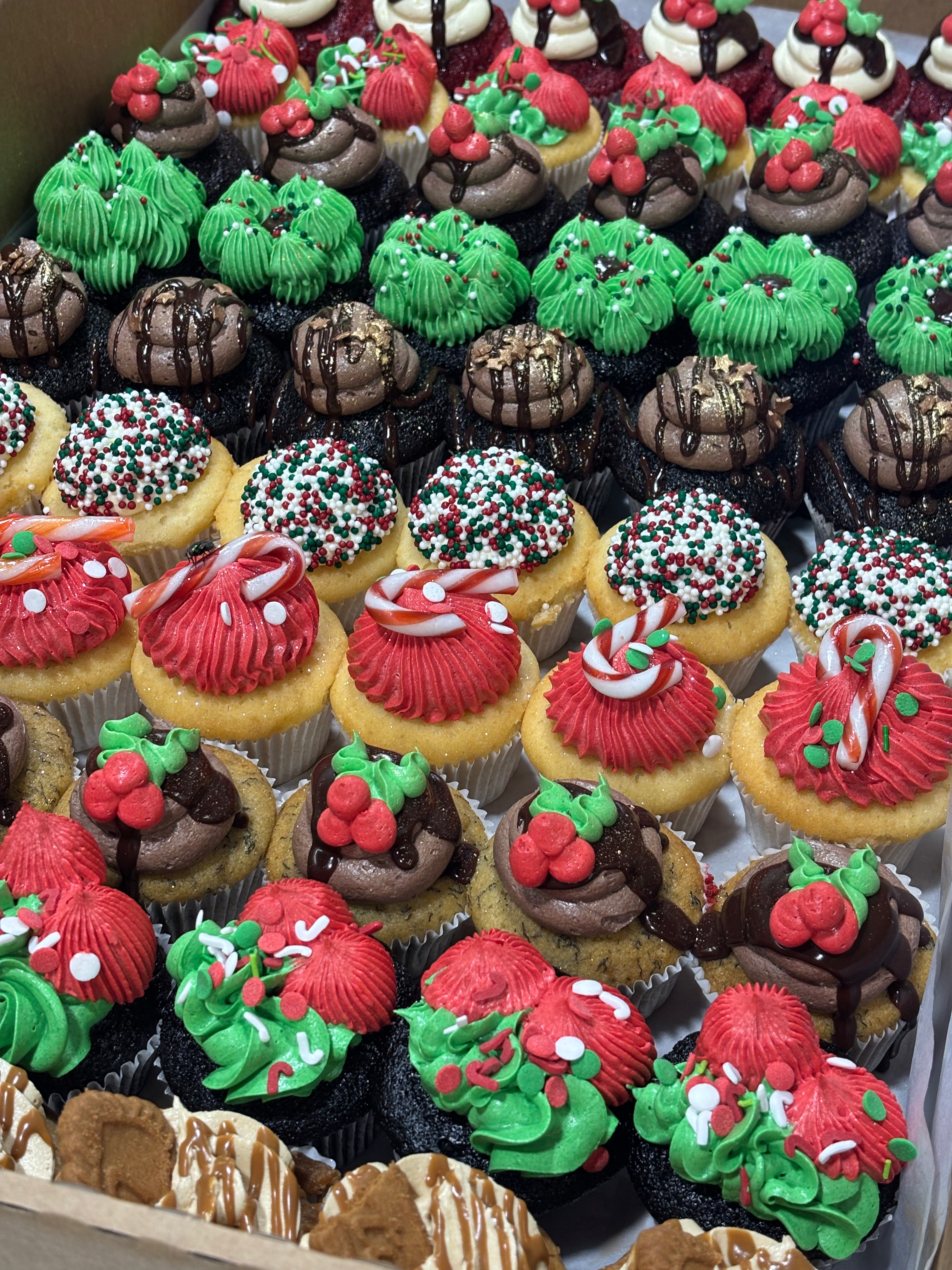 12 Pack Christmas Cupcakes