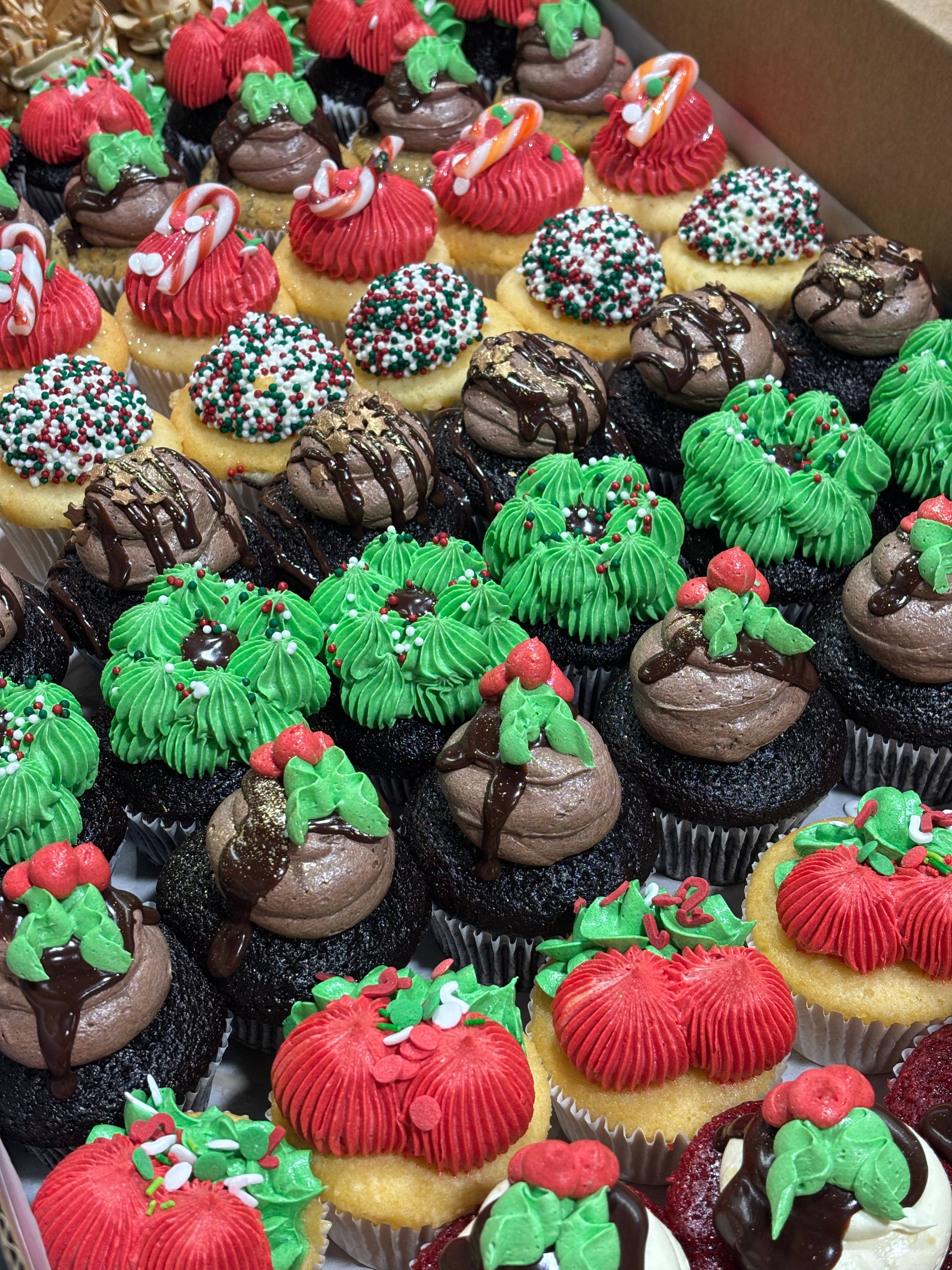 12 Pack Christmas Cupcakes