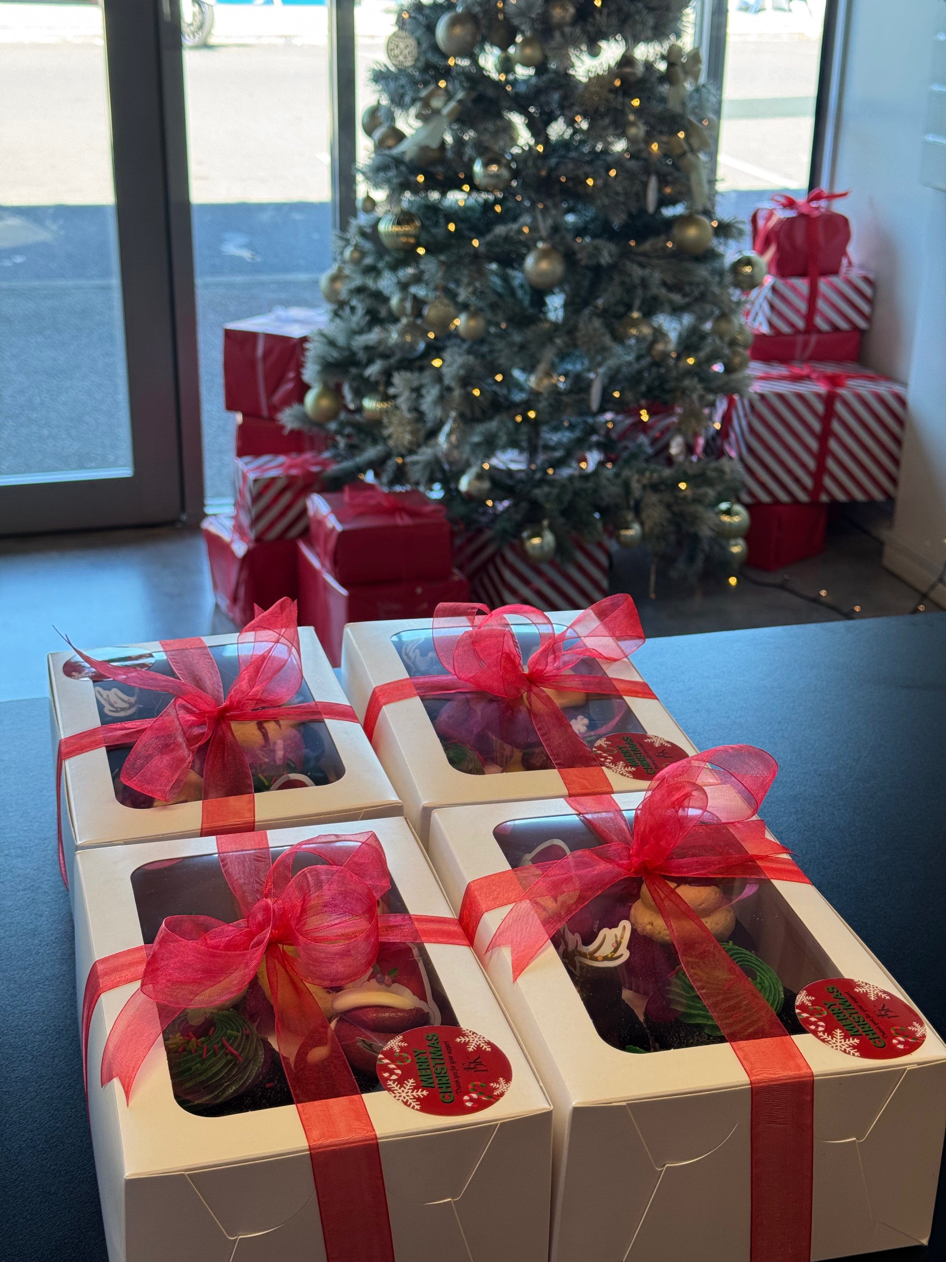 6 Pack Christmas Cupcakes